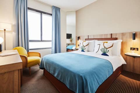 Plaza Tour Eiffel — hotel room