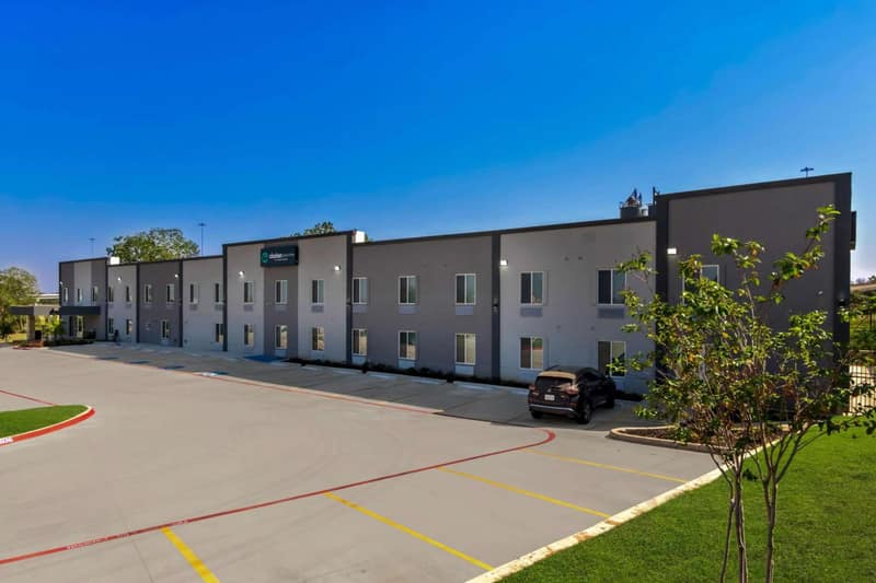 Clarion Pointe Fort Worth East - Arlington — building