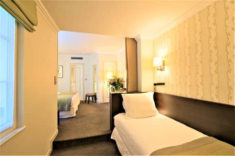 Hôtel Henri IV Rive Gauche — hotel room