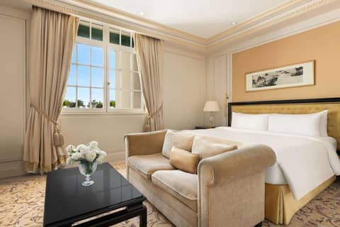 Shangri-La Paris — hotel room
