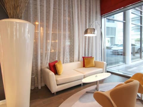 ibis Dubai One Central — lounge