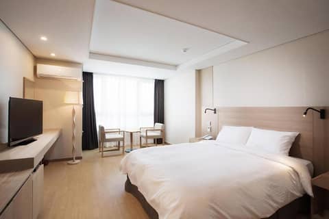 Crown Harbor Hotel Busan — hotel room
