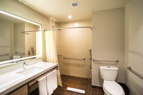 Hilton Garden Inn Bogota Airport — bathroom
