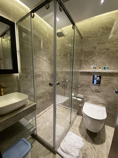 The View Delta Hotel — bathroom