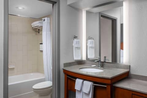 Hyatt Place Dallas North by the Galleria — bathroom