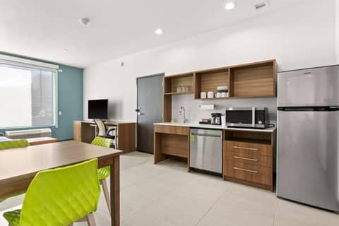 Home2 Suites By Hilton Phoenix Downtown — kitchen