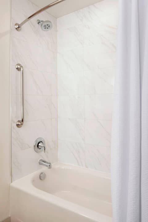 Renaissance Denver Downtown City Center Hotel — bathroom