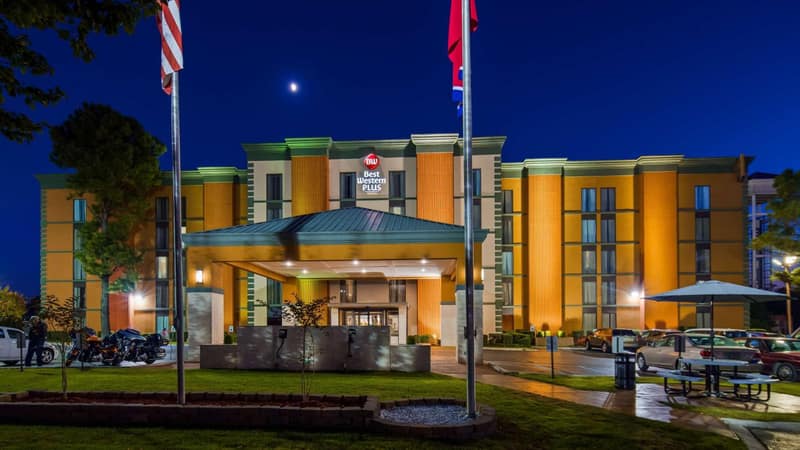 Best Western Plus Galleria Inn & Suites — building