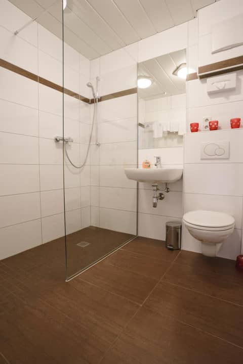 Hotel Drei Kreuz - Self Check In — bathroom