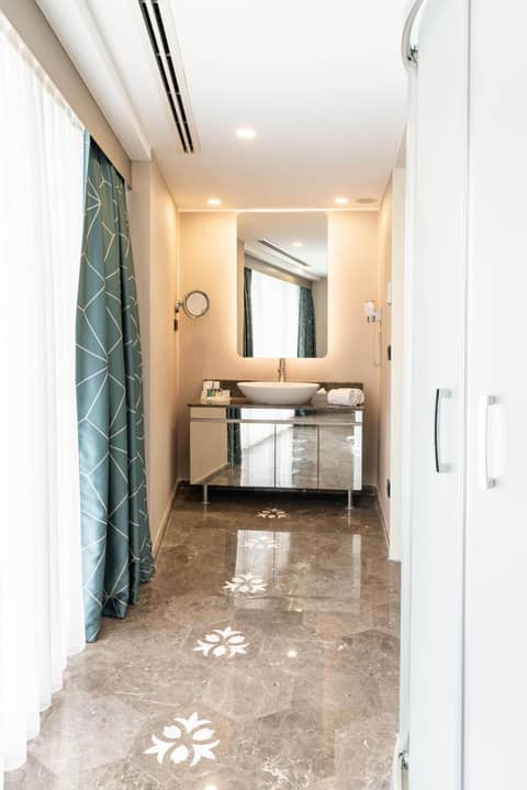 Opera Hotel Bosphorus - Preferred Hotels and Resorts — bathroom