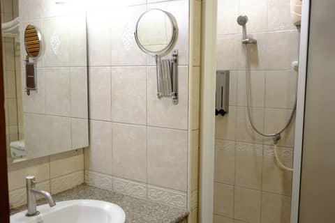 PJ Inn Pattaya — bathroom