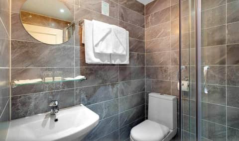 Park Avenue Bayswater Inn Hyde Park — bathroom