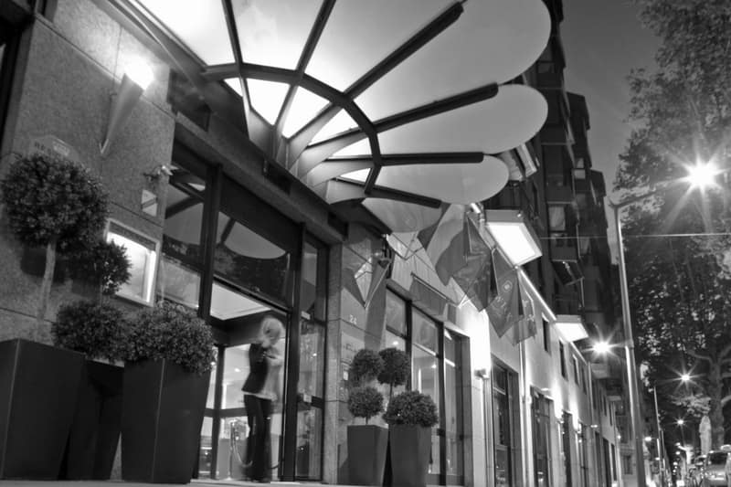 Warwick Reine Astrid - Lyon — building
