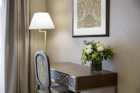 Warwick Reine Astrid - Lyon — hotel room