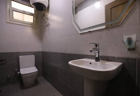 Brothers Pyramids View — bathroom