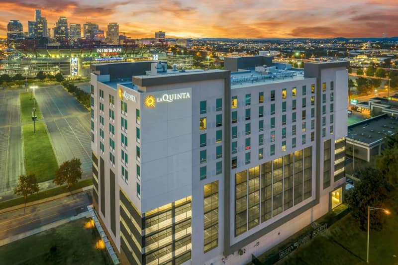 La Quinta Inn & Suites by Wyndham Nashville Downtown Stadium — building