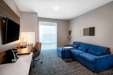 La Quinta Inn & Suites by Wyndham Nashville Downtown Stadium — photo 4
