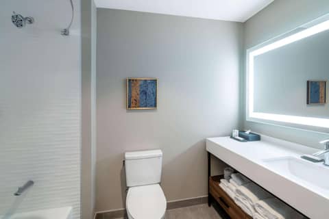 La Quinta Inn & Suites by Wyndham Nashville Downtown Stadium — photo 7