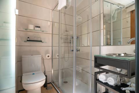 Hotel Boutique Puerta de las Granadas — bathroom