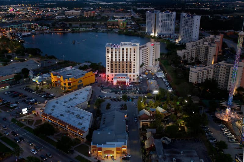 Ramada Plaza by Wyndham Orlando Resort & Suites Intl Drive - Newly Renovated! — building