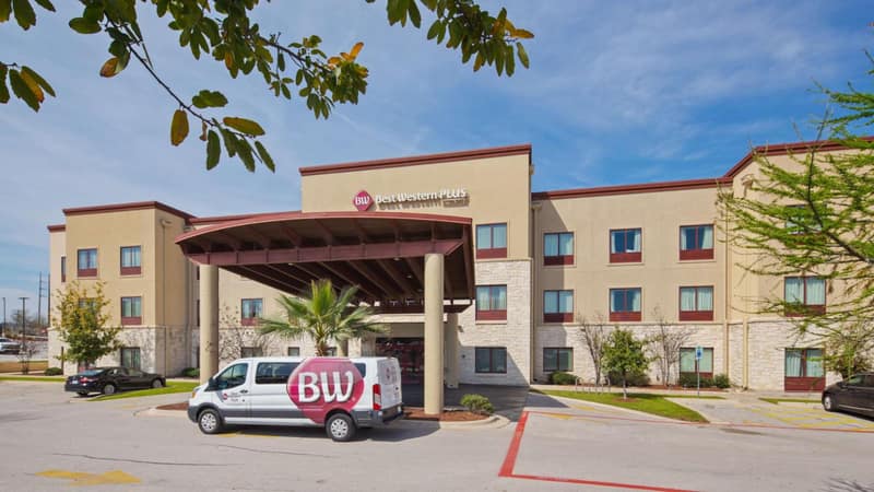 Best Western Plus Austin Airport Inn & Suites — building