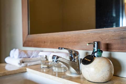 Meruhdani Boutique Hotel Ubud — bathroom