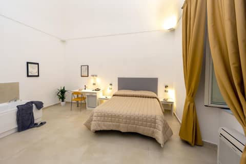 Il Tesoro Smart Suite & SPA — hotel room