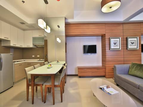 Valero Grand Suites by Swiss-Belhotel — kitchen