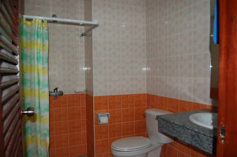 Baan Manthana House — bathroom