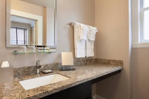 Executive Hotel Vintage Court — bathroom