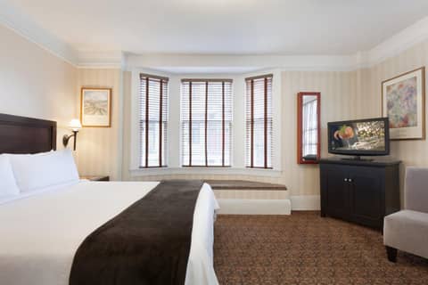 Executive Hotel Vintage Court — hotel room