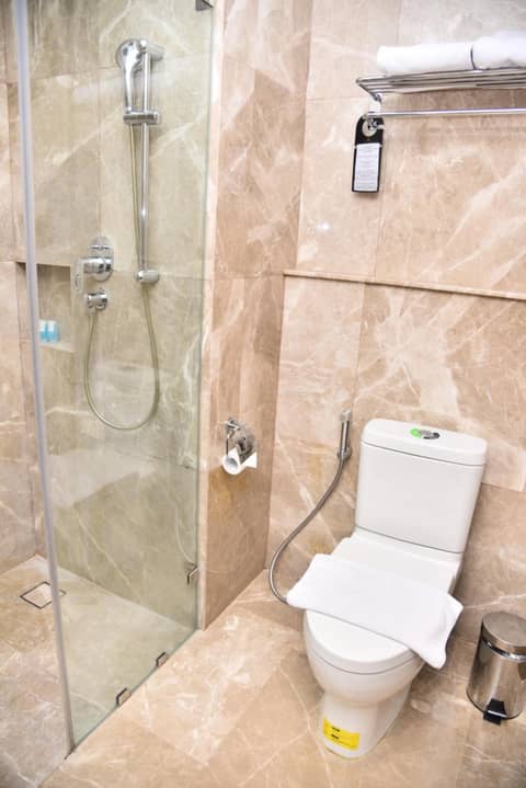 Azana Suites Hotel Antasari — bathroom