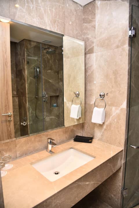Azana Suites Hotel Antasari — bathroom