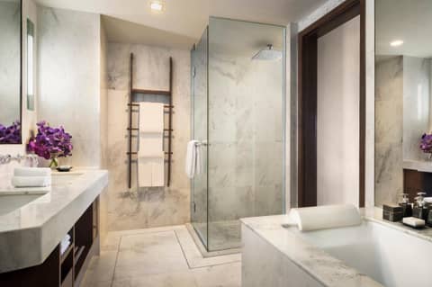 Anantara Riverside Bangkok Resort — bathroom