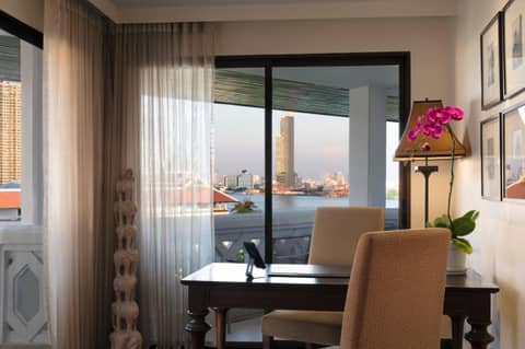Anantara Riverside Bangkok Resort — hotel room