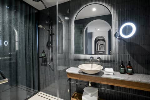 voco Melbourne Central by IHG — bathroom
