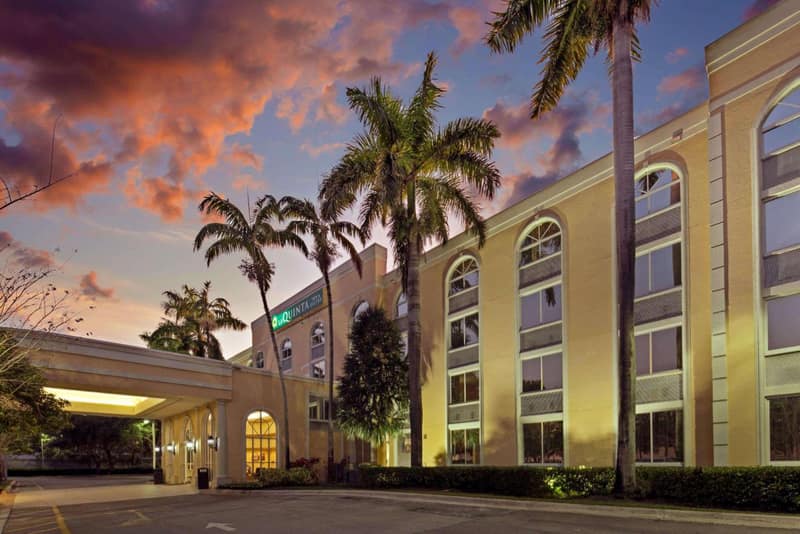 La Quinta Inn & Suites by Wyndham Sunrise — building