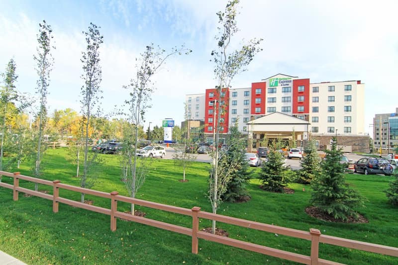 Holiday Inn Express and Suites Calgary University by IHG — building