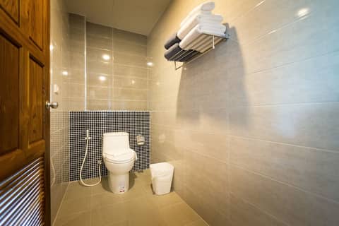Maneetel Krabi Beachfront — bathroom