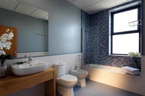 Exe Sevilla Palmera — bathroom