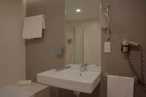 SANA Reno Hotel — bathroom