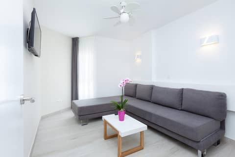 Playaolid Suites & Apartments — hotel room