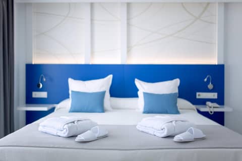 Playaolid Suites & Apartments — hotel room