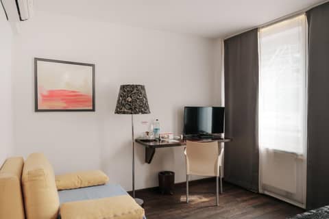 Helvetia Rooms - Self Check-In — hotel room