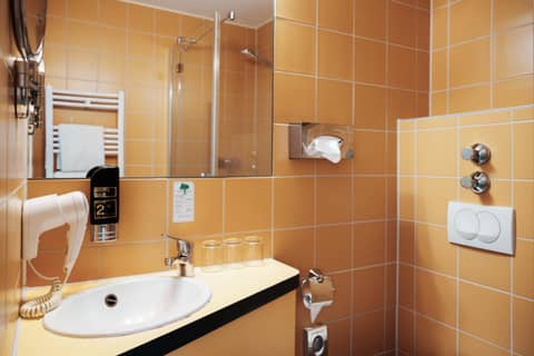 Helvetia Rooms - Self Check-In — bathroom