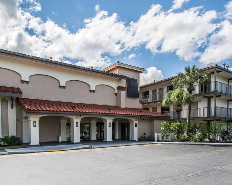 Quality Inn & Suites By the Parks — building