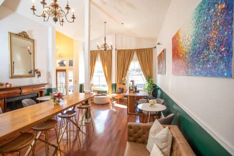 Washington Square Inn — lounge