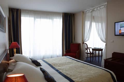 Amiral Hôtel — hotel room