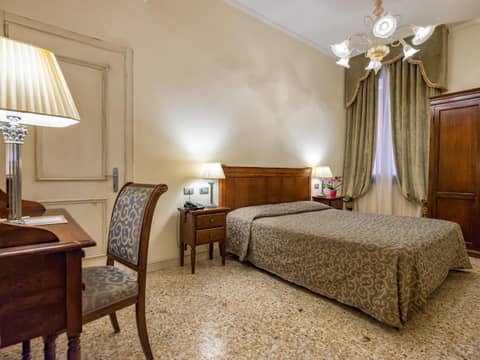 Hotel Dell'Opera — hotel room