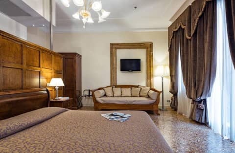 Hotel Dell'Opera — hotel room